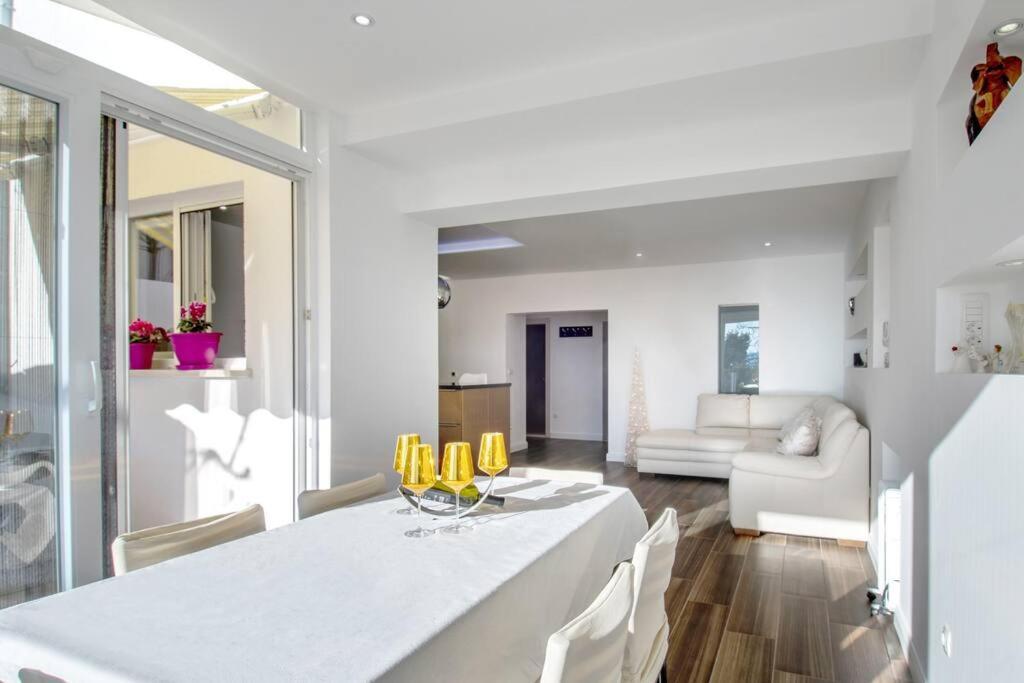 Luxury Apartment Martinis With Pool スプリト エクステリア 写真