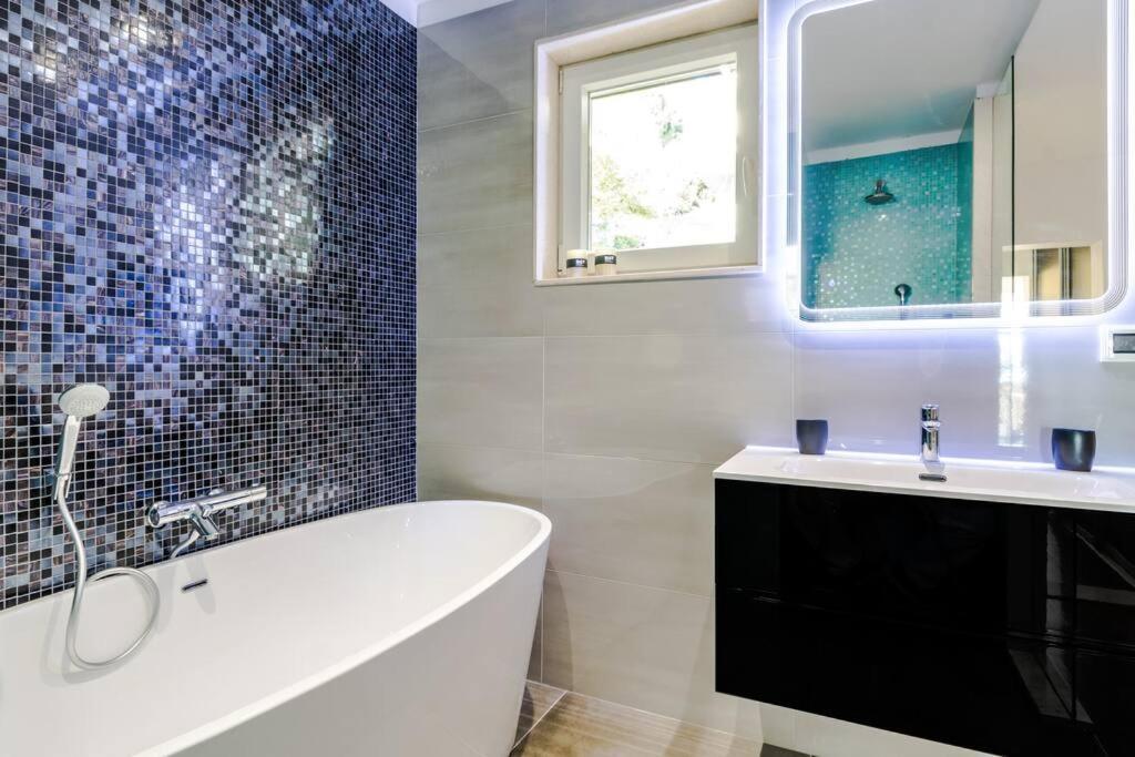Luxury Apartment Martinis With Pool スプリト エクステリア 写真